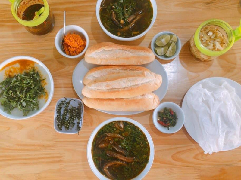 Súp lươn có thể ăn kèm bánh mì hoặc bánh mướt