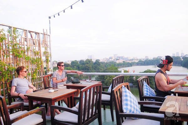 Cafe phố cổ thu hút rất nhiều du khách nước ngoài với view tuyệt đẹp ngắm nhìn Bờ Hồ