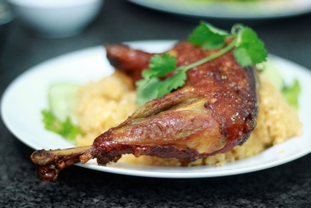 Quán A Hải nổi tiếng Đà Nẵng với món cơm gà xối mỡ