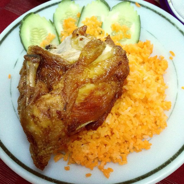 Quán cơm gà Bé Đen nổi tiếng là có hương vị quê hương của người Hoa.