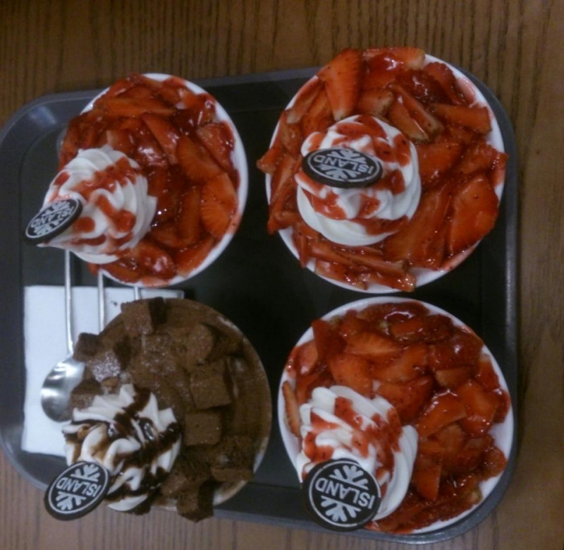 Strawberry Bingsu và Chocolate Bingsu