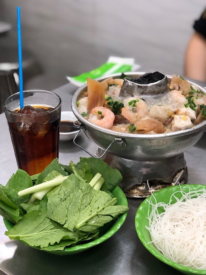Lẩu cá Dân Ích là một quán ăn nổi tiếng tại quận 5 mang hương vị ẩm thực Trung Hoa.