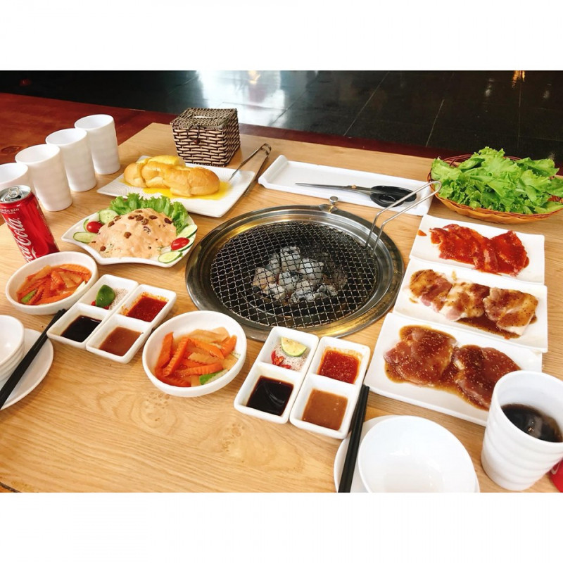 Chen 9 BBQ & HotPot phù hợp với những bữa tiệc hợp mặt thân mật và ấm cúng .