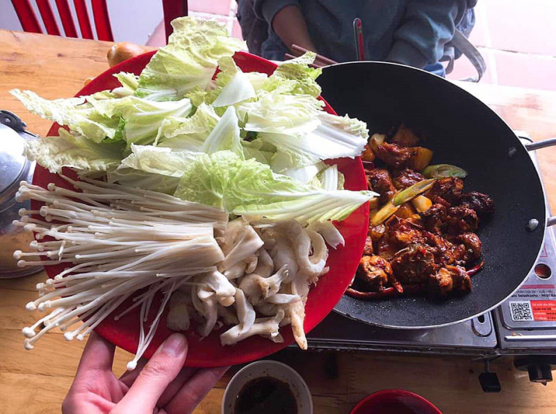 Lẩu gà khô cay kèm rau ( nguồn Facebook H'Mông Quán)
