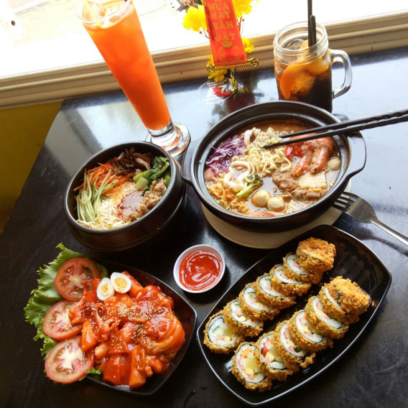 Ngoài món Mì cay thơm ngon đặc biệt, quán còn có menu rất nhiều món ăn Hàn Quốc hấp dẫn khác