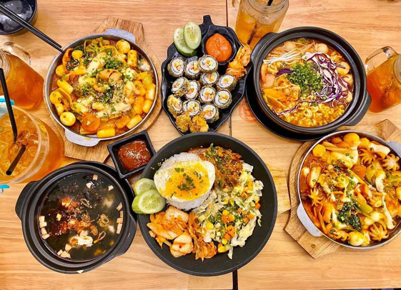 Menu tại Phố Mì cay SEOUL rất đa dạng, có rất nhiều món ăn và thức uống hấp dẫn, kết hợp độc đáo giữa ẩm thực Hàn và Việt, tạo nên những nét đặc trưng riêng đầy thú vị