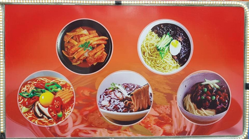 Các món ăn đặc trưng của Hàn Quốc như: gà rán, gà vị tương, tokbokki, mì tương đen, mì cay