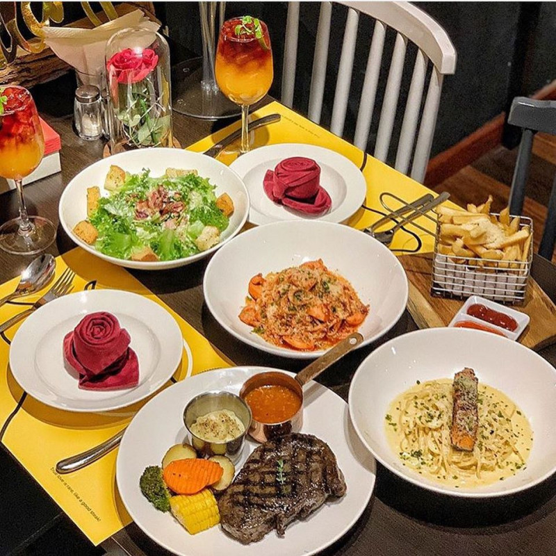 Không gian ấm cúng, có phần sang trọng, menu đa dạng, nổi bật với steak và pasta