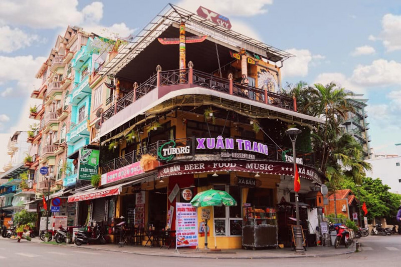 Xà Bần bar ﻿nằm ở vị trí trung tâm khu phố Tây Huế