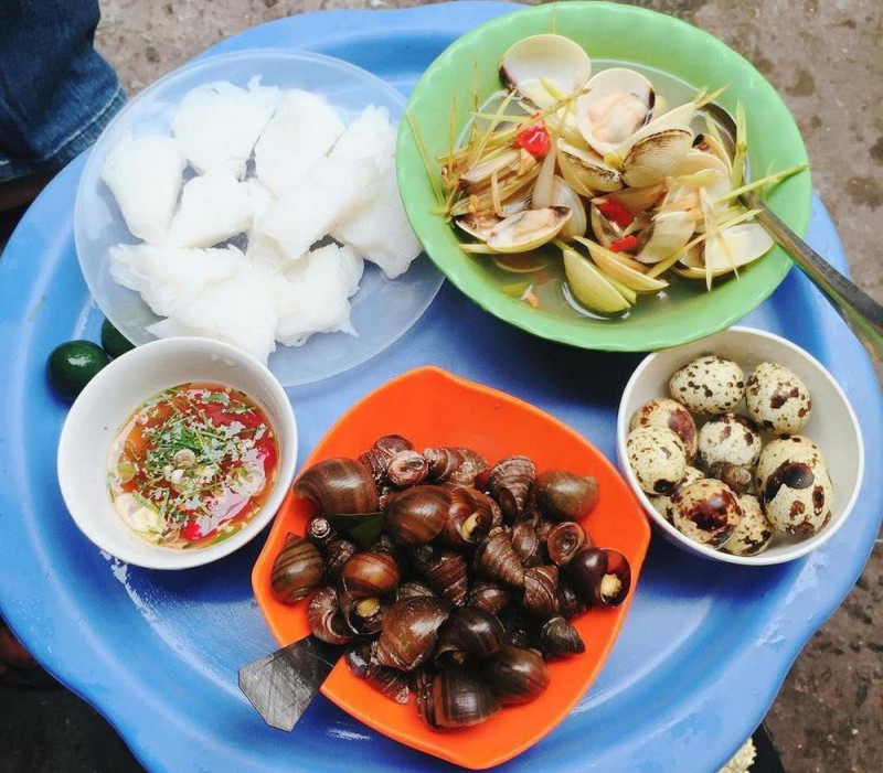 Ốc nóng Trần Phú với nước chấm và món xoài dầm ngon miễn chê