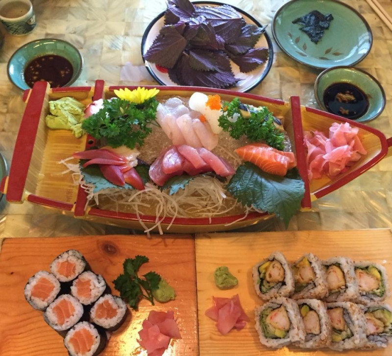 Sushi được bày biện hết sức đẹp mắt, công phu.