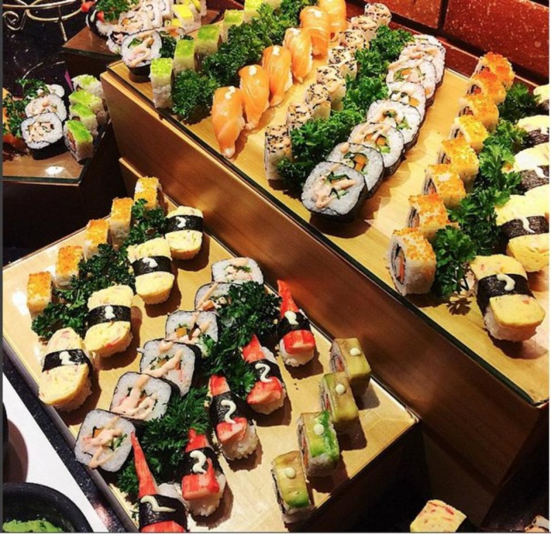 Sushi bày biện tại quầy cho thực khách lựa chọn