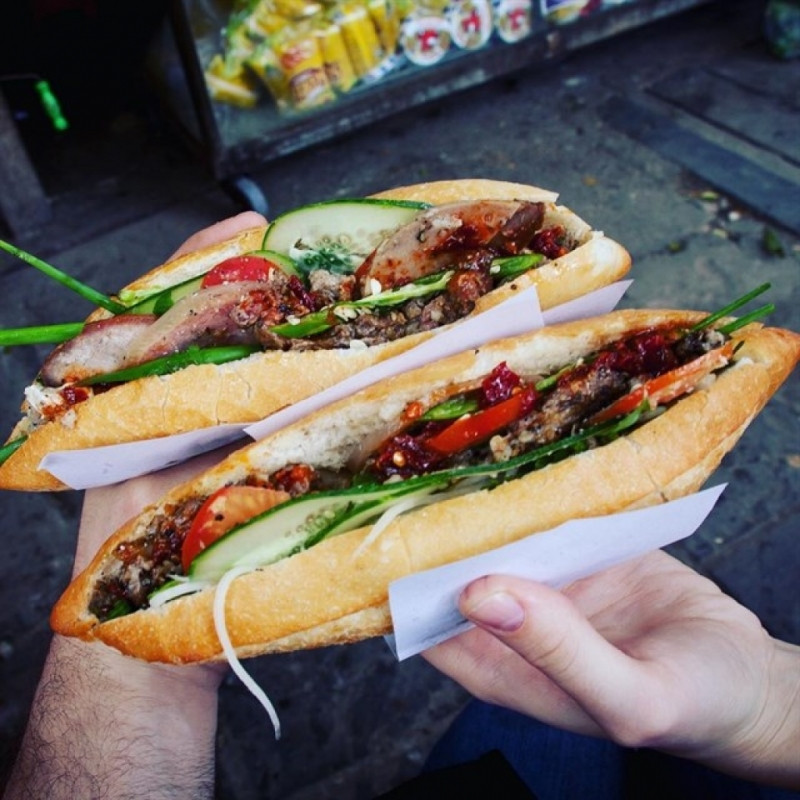 Một ổ bánh mì với thịt nướng đầy đặn