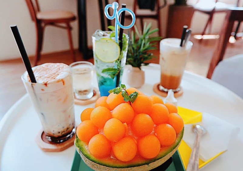 LyLy Coffee là một quán bánh trà xinh đẹp ở giữa lòng thành phố Cần Thơ, thu hút đông đảo thực khách đến check in.
