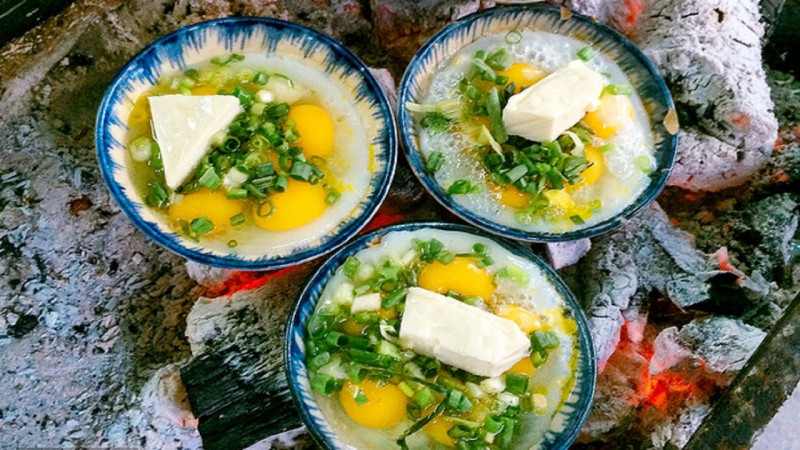 Trứng chén của quán chén trứng nướng 106 Chùa Láng được ủng hộ rất nhiều, phần vì chất lượng món ăn phần vì cách phục vụ khá dễ thương, nhiệt tình của nhân viên.