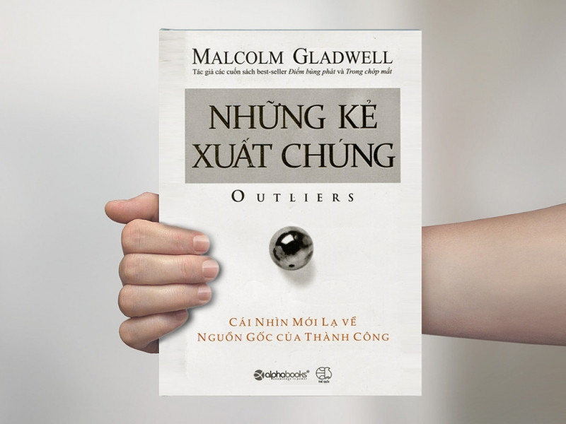Với giọng văn lôi cuốn và cách kể chuyện hết sức có duyên, Malcolm Gladwell cũng viện dẫn rất nhiều giai thoại thú vị