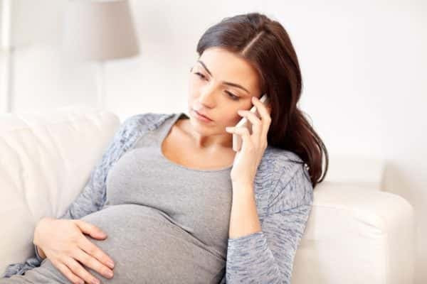 Mẹ bầu không nên sử dụng điện thoại di động nhiều