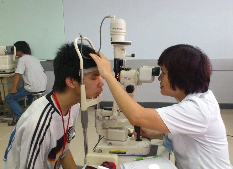 Nên kiểm tra mắt thường xuyên
