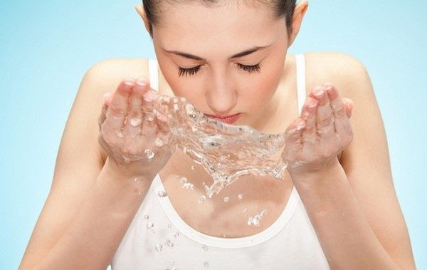 Rửa mặt bằng nước quá nóng hoặc quá lạnh đều không tốt cho da
