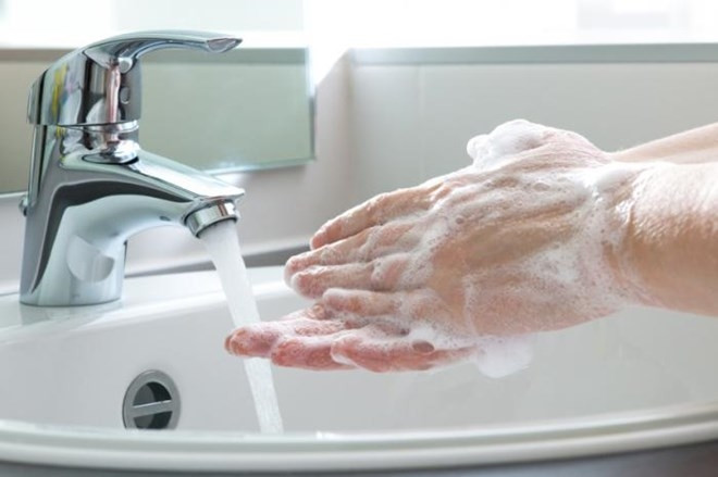 Nên rửa tay sạch sẽ trước khi rửa mặt