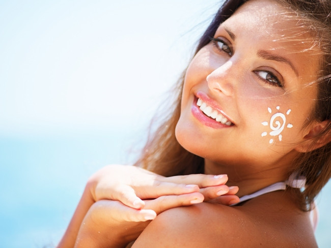 Thoa kem chống nắng hàng ngày giúp bạn tránh tia UV cực tốt