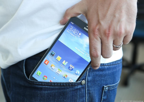 Để điện thoại trong túi quần có thể gây vô sinh