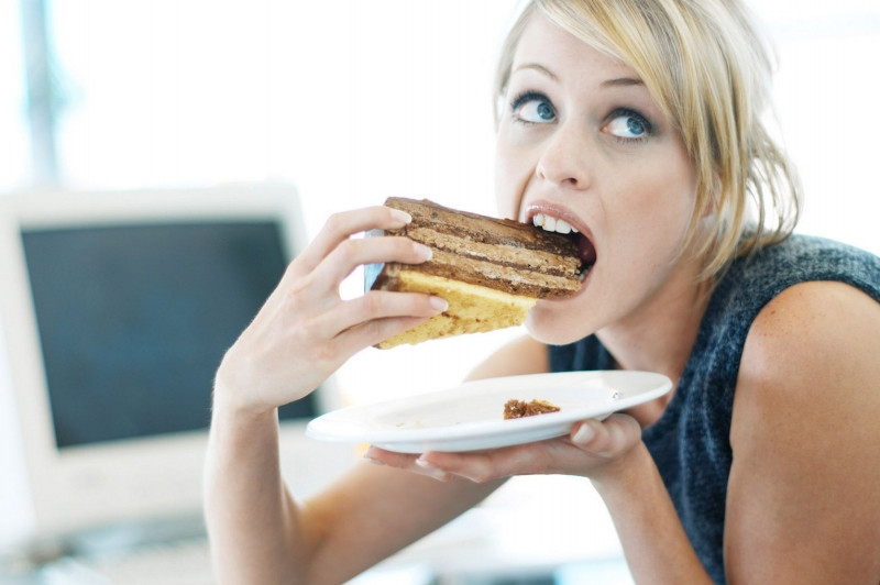 Chị em thường ăn theo cảm xúc khiến cân nặng khó kiểm soát