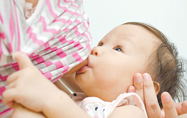 Sữa mẹ là nguồn thức ăn tự nhiên tốt nhất cho trẻ.