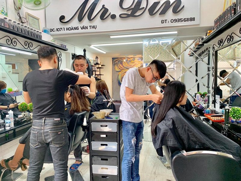 Nhân viên thân thiện của Beauty Salon Mr.Đin là những chuyên gia trong việc nhuộm tóc và tạo kiểu luôn sẵn sàng nhận lịch hẹn của các bạn