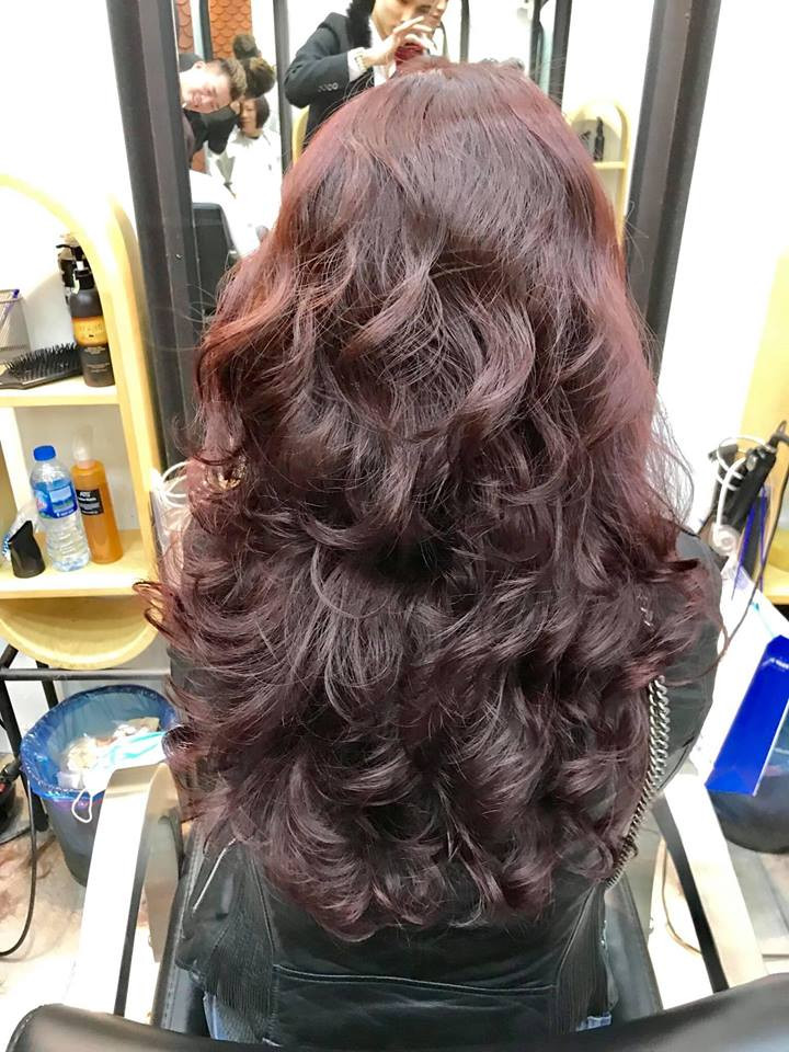 Đến với salon Tony Thực bạn sẽ được tư vấn chọn màu tóc phù hợp với bản thân