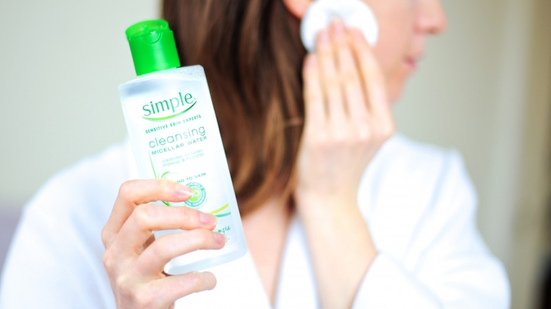 Tẩy trang Simple Cleansing Micellar Water