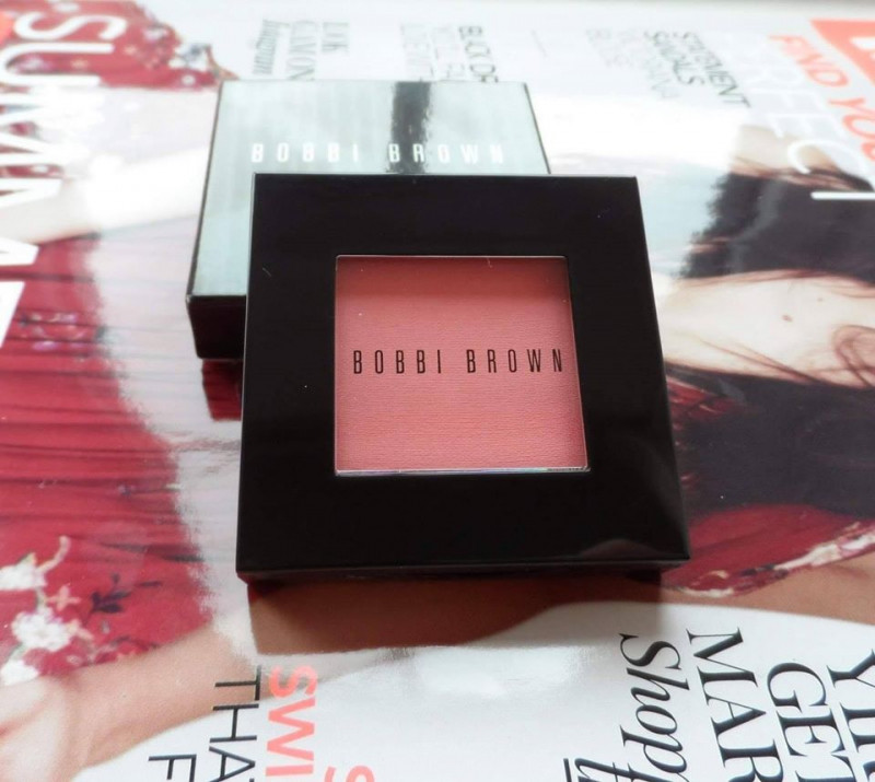 Bobbi Brown Shimmer Blush là sản phẩm giúp bạn sở hữu gương mặt hồng hào, khỏe mạnh, giúp che đi những khuyết điểm để gương mặt thanh thoát hơn.