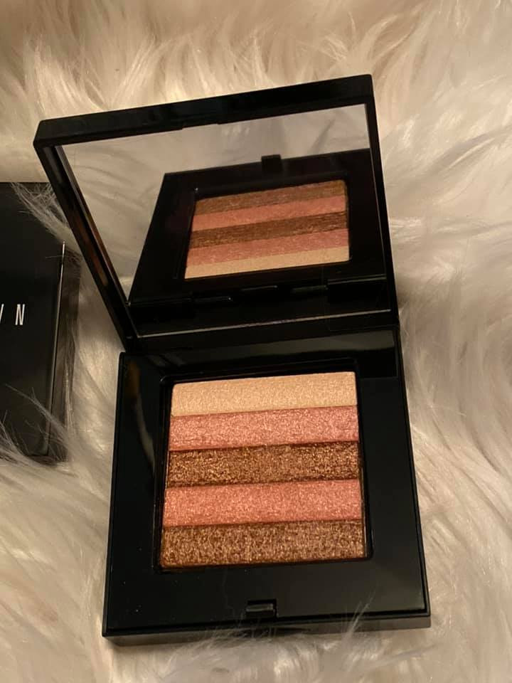 Bobbi Brown Shimmer Brick chắc chắn là sản phẩm số 1 dành cho bầu mắt, gò má của chị em phụ nữ.