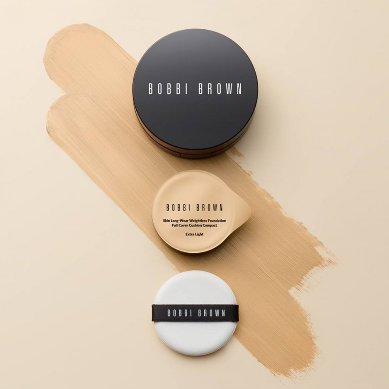 Với Skin Foundation Cushion Compact SPF 50 mọi yêu cầu khắt khe của phái đẹp đều ẩn chứa bên trong hộp phấn cushion này.