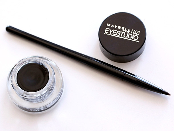 Gel Kẻ Mắt Maybelline Eye Studio Lasting Drama Gel Eyeliner (3g) có dạng gel kèm chổi cực chuẩn, phù hợp với cả những bạn gái mới tập makeup.