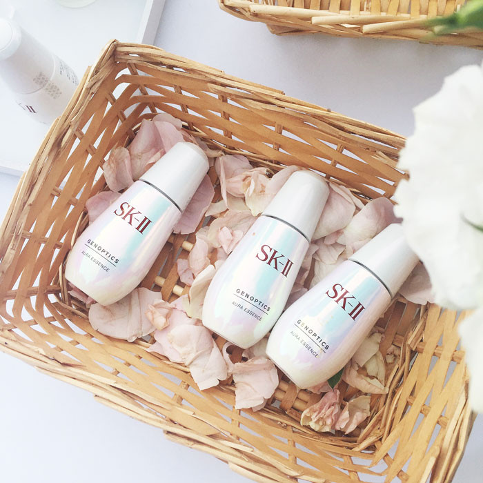 Serum trị thâm nám SK-II GenOptics Spot Essence với công thức độc quyền, kết hợp với chiết xuất Lumina Kelp giúp loại bỏ nám da, tàn nhang hiệu quả