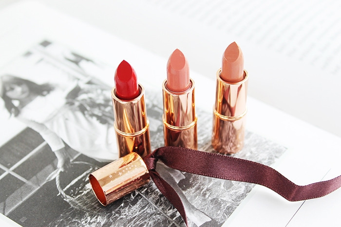 Cận cảnh màu son của Charlotte Matte Revolution Mini Lipstick Charms