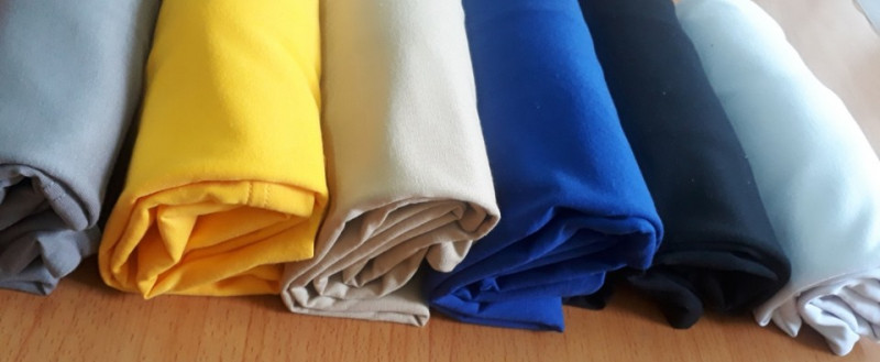 Chất liệu áo thun tại Leeza được may từ chất liệu cotton, mềm mịn, sợi vải cotton tạo độ thông thoáng khi mặc