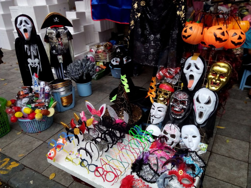 Phố Hàng Mã nơi các bạn trẻ tha hồ lựa chọn những món đồ yêu thích cho Halloween