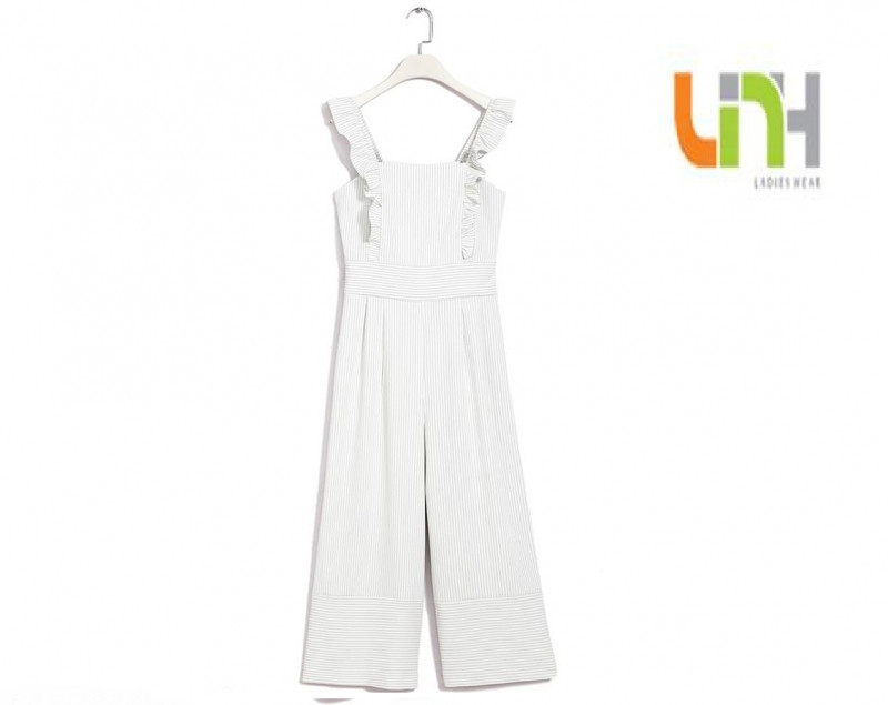 Các sản phẩm jumpsuit và playsuit tại Linh House chủ yếu là hàng VNXK