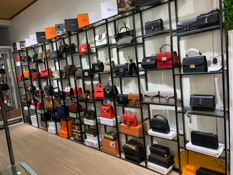 Tại shop có tới hàng trăm mẫu túi cho bạn chọn