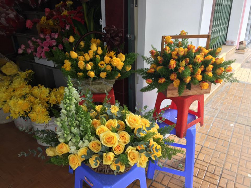 Shop Hoa Nghĩa có nhận bó hoa theo yêu cầu như hoa tặng lễ, tiệc, hội nghị,... được chuẩn bị bởi các thợ có tay nghề cao