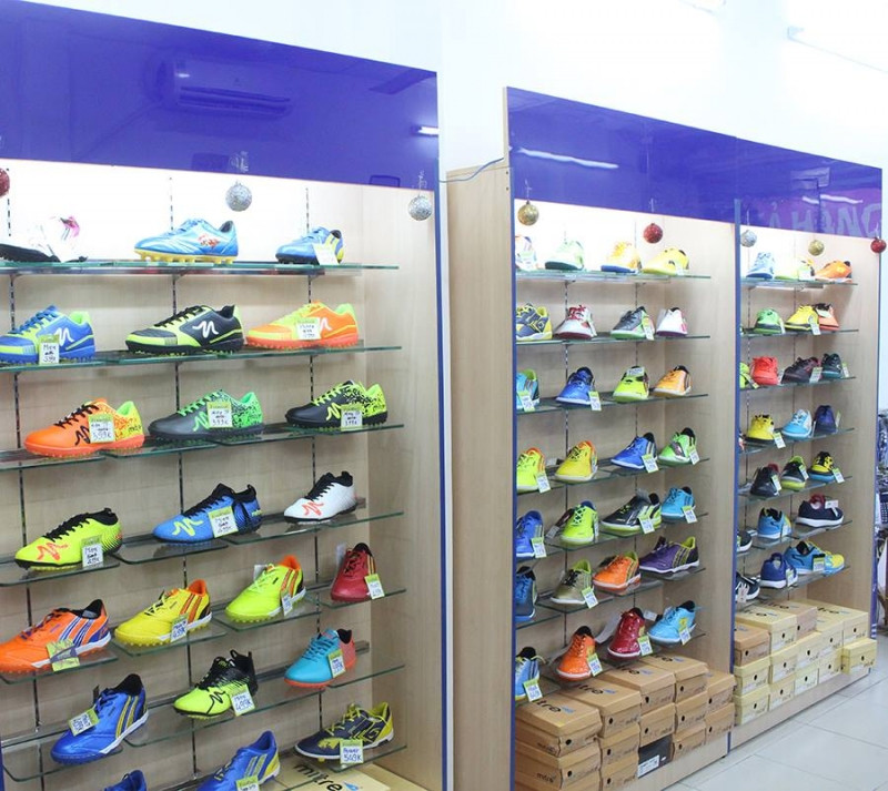 Ngoài quần áo đá bóng, YouShop còn tập trung vào mặt hàng giày thể thao (Nguốn: Sưu tầm)