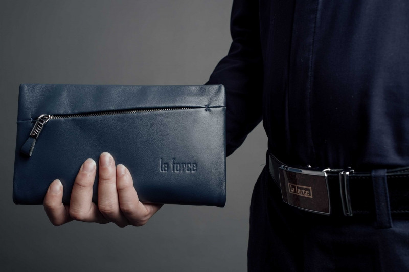 Một mẫu ví cầm tay nam của LaForce