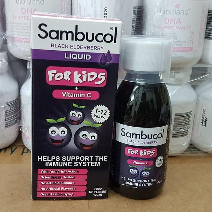 Thành phần chủ yếu của siro Sambucol For Kids là quả cơm cháy, vitamin C rất tốt cho sức khỏe đường hô hấp của bé mỗi khi thời tiết thay đổi