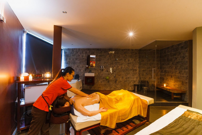 Kỹ thuật massage điêu luyện sẽ khiến bạn hài lòng khi đến với Pure Vietnam Beauty & Spa