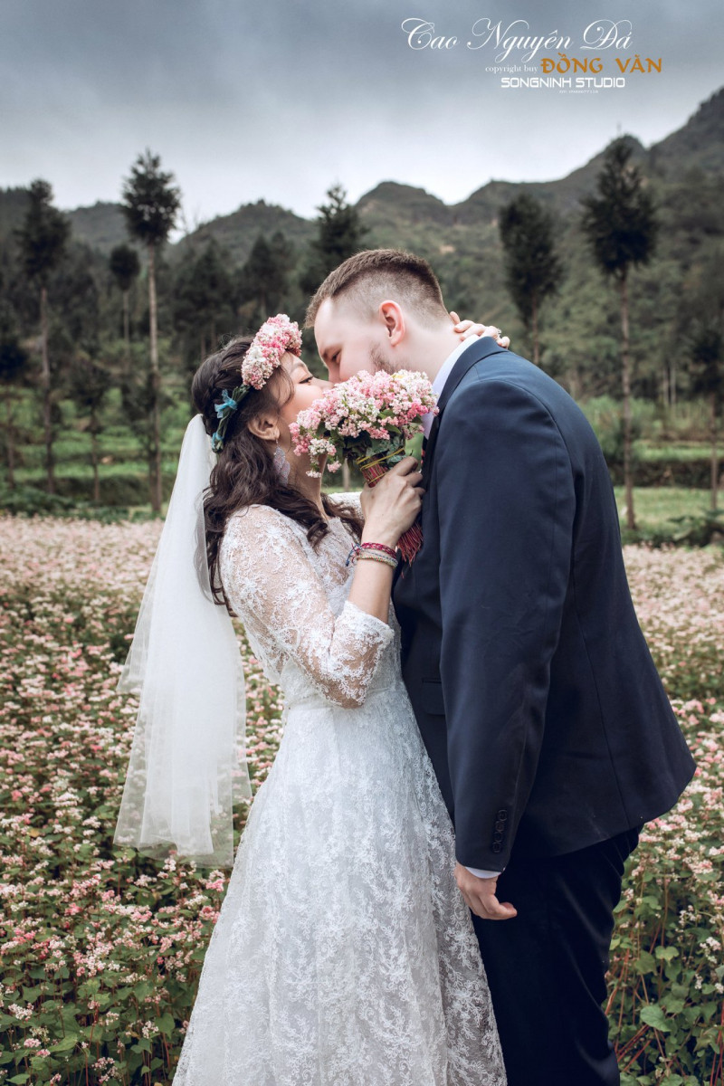 Hình ảnh ngọt ngào của cặp đôi tại cánh đồng hoa tam giác mạch do Song Ninh Studio thực hiện