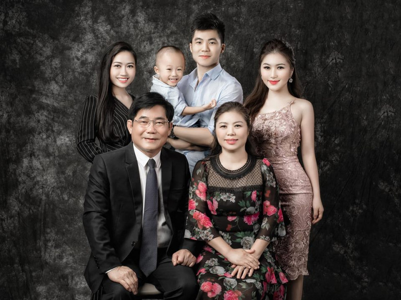 Tp Vinh được biết đến là nơi có studio chụp ảnh gia đình đẹp nhất. Với không gian rộng rãi, thiết kế sang trọng và đội ngũ nhiếp ảnh gia tài năng và chuyên nghiệp, bạn sẽ được trải nghiệm những giây phút đáng nhớ với gia đình của mình tại Tp Vinh.