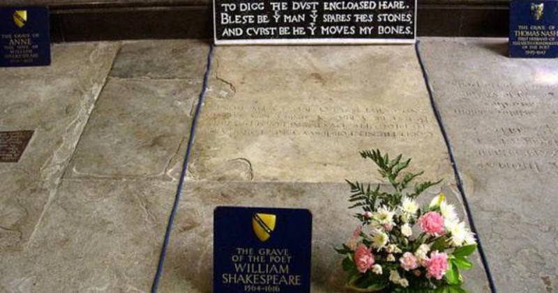 Ngôi mộ mang lời nguyền của Shakespeare
