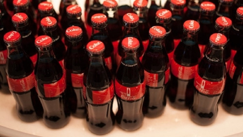 Số chai Coca-Cola xấp xỉ số chai năm đầu bán được